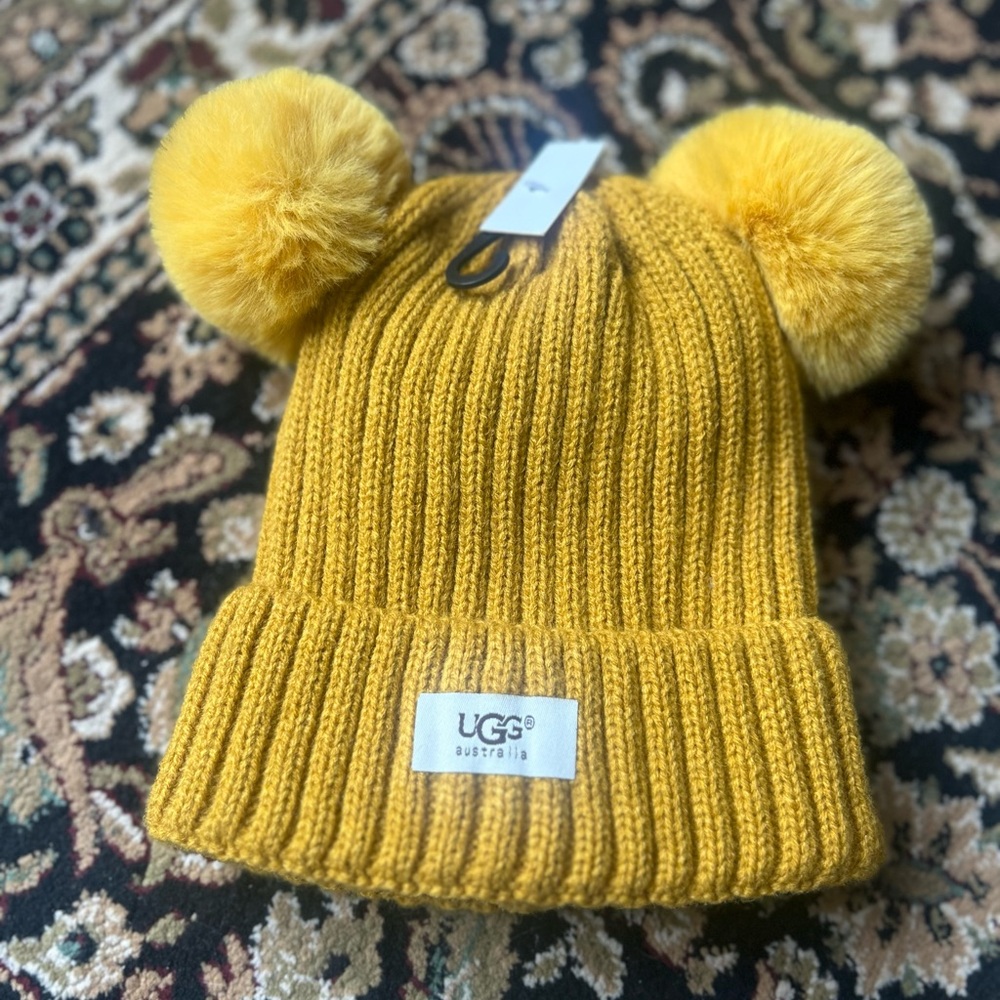 Adorable NWT  UGG Kids Mustard Pom-Pom Hat warm & cozy stretchy soft, fur inside